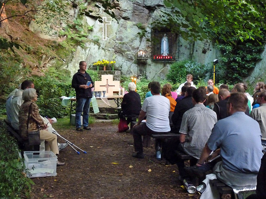 Wallfahrer aus Meschede besuchten die Fatima Grotte (Foto: Karl-Franz Thiede)